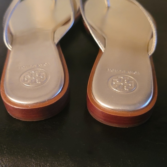 Tory Burch Metallic Gold Leather Logo Thong Size 8 Women's Flat Flip Flops - Picture 5 of 7